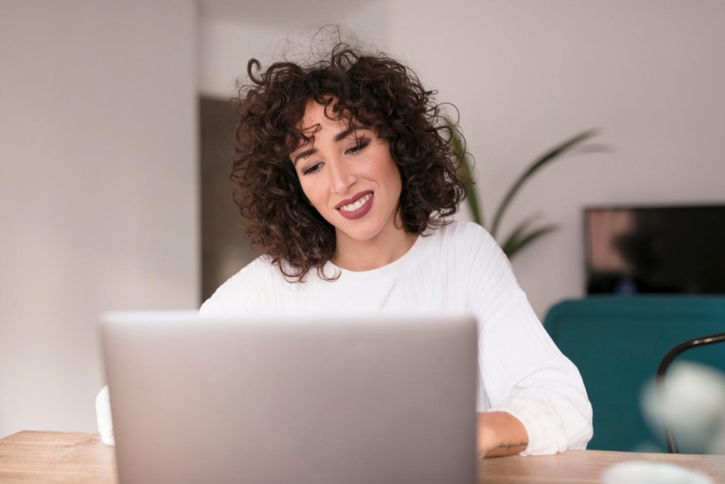 Estudiante trabajando en su plan financiero personal